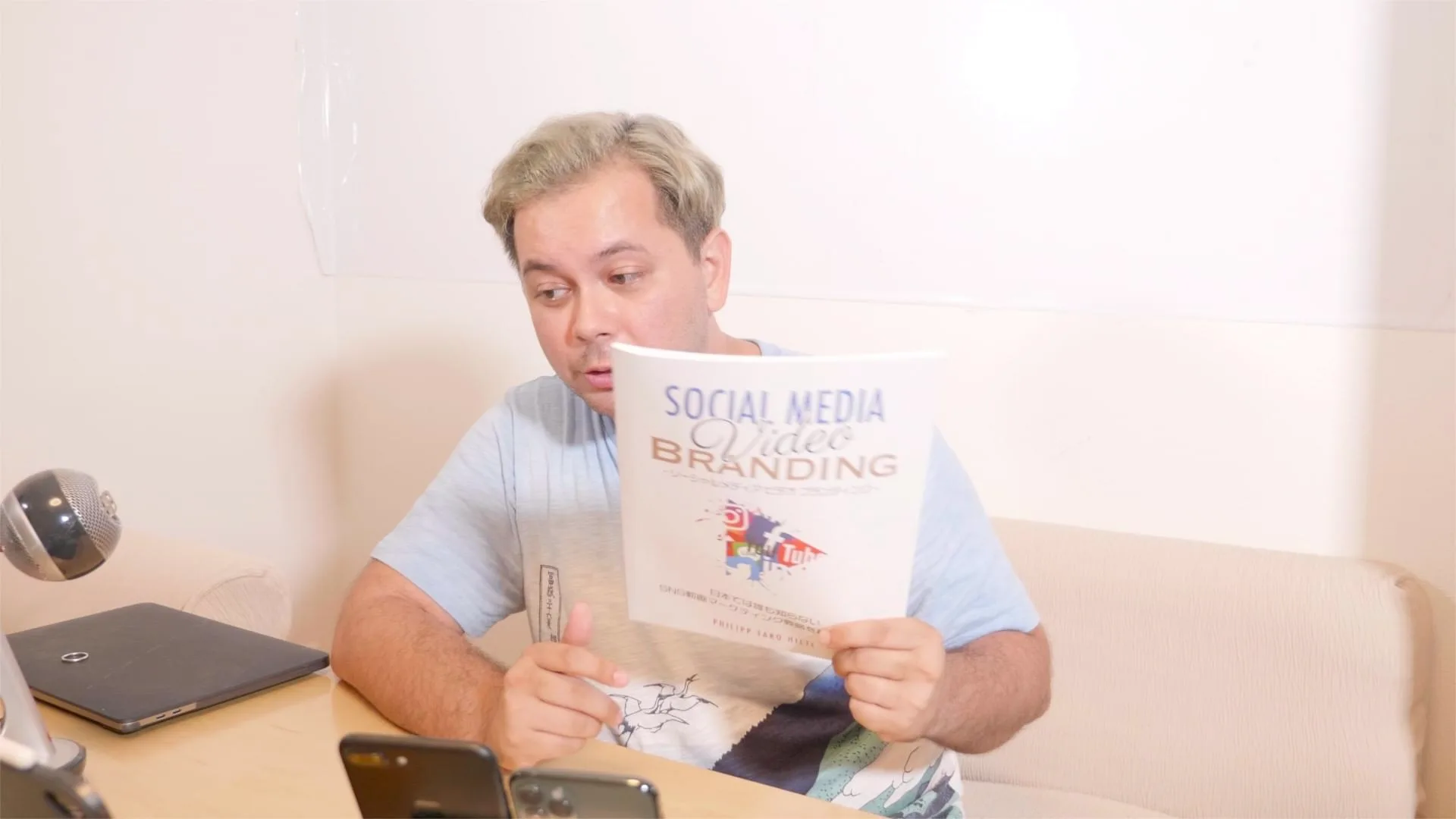 自宅からFacebookライブを配信している様子